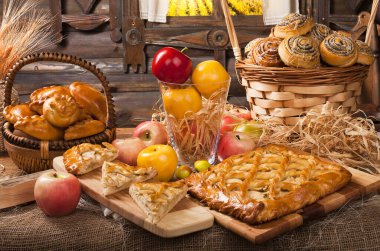 Mutfakta ev yapımı fırın ürünleri ve elmalar, yemek pişirme konsepti 