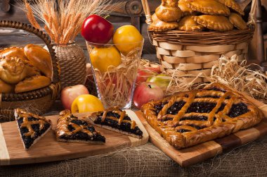 Mutfakta ev yapımı fırın ürünleri ve elmalar, yemek pişirme konsepti 