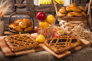 Mutfakta ev yapımı fırın ürünleri ve elmalar, yemek pişirme konsepti 