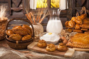 Ev yapımı fırın ürünleri ve mutfakta süt ve yumurta dolu sürahi, yemek pişirme konsepti. 