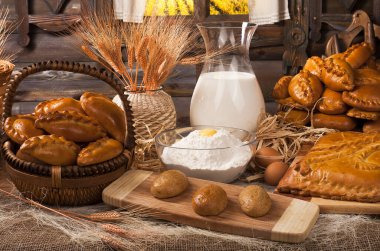 Ev yapımı fırın ürünleri ve mutfakta süt ve yumurta dolu sürahi, yemek pişirme konsepti. 