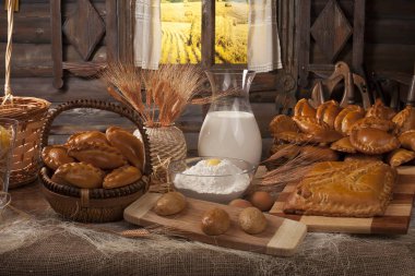 Ev yapımı fırın ürünleri ve mutfakta süt ve yumurta dolu sürahi, yemek pişirme konsepti. 