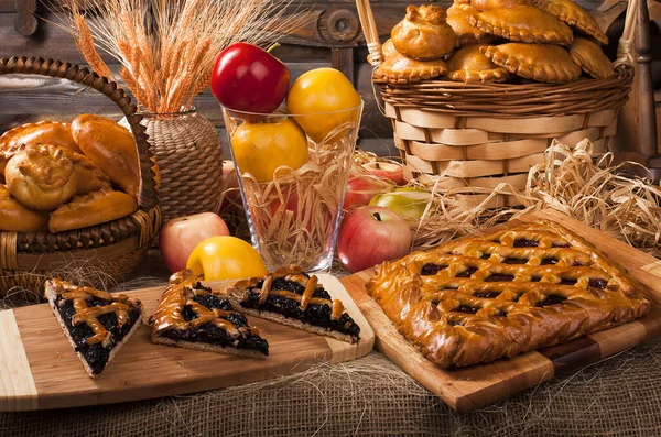 Mutfakta ev yapımı fırın ürünleri ve elmalar, yemek pişirme konsepti 