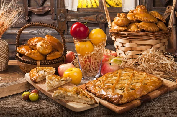 Mutfakta ev yapımı fırın ürünleri ve elmalar, yemek pişirme konsepti 