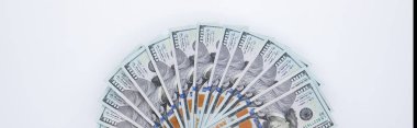 Beyaz arka planda izole edilmiş yüz dolarlık banknotlar, yakın görünüm