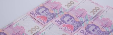 Beyaz arkaplanda izole edilmiş 200 hryvnia banknot koleksiyonu, yakın görünüm