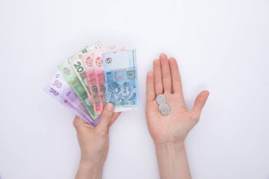 Bozuk paralar ve hryvnialar ile kadın elleri, üst görünüm
