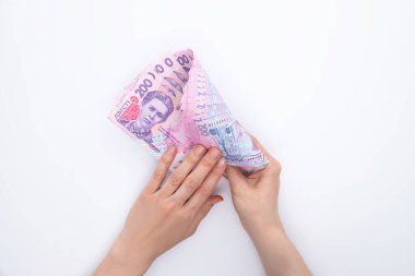 Beyaz arka planda izole edilmiş kadın ellerindeki Hryvnia banknotları koleksiyonu, yakın görüş