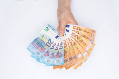 Avro banknotlarının kadın eliyle toplanması beyaz arka planda izole edilmiş, yakın görünüm