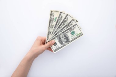 Beyaz arka planda izole edilmiş 100 dolarlık banknot koleksiyonu.