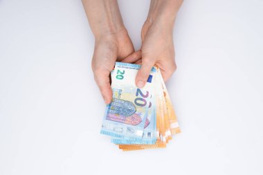 Avro banknotlarının kadın eliyle toplanması beyaz arka planda izole edilmiş, yakın görünüm