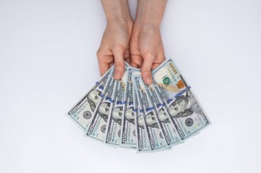 Beyaz arka planda izole edilmiş 100 dolarlık banknotların toplanması, yakın görüş