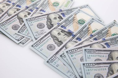 Beyaz arka planda izole edilmiş yüz dolarlık banknotlar, yakın görünüm