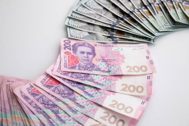 Beyaz arka planda izole edilmiş yüz dolar ve iki yüz hryvnia banknot koleksiyonu, yakın görüş