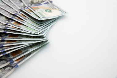 Beyaz arka planda izole edilmiş yüz dolarlık banknotlar, yakın görünüm