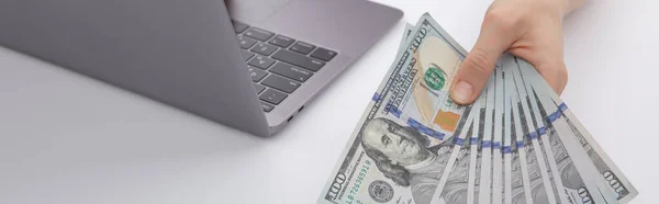 Frau Arbeitet Laptop Und Zeigt Dollars Nahaufnahme — Stockfoto