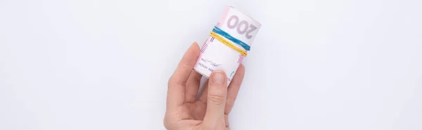 Beyaz arka planda izole edilmiş Hryvnia banknotlarından oluşan bir rulo. 