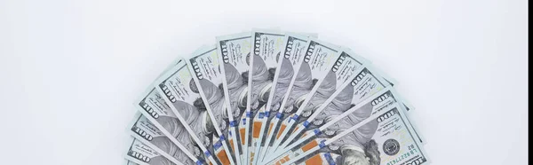 Beyaz arka planda izole edilmiş yüz dolarlık banknotlar, yakın görünüm