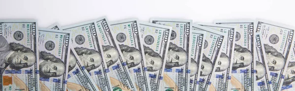 Beyaz arka planda izole edilmiş yüz dolarlık banknotlar, yakın görünüm