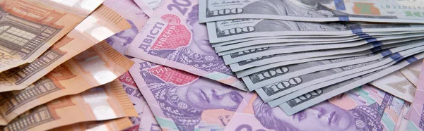 Avro banknotları beyaz arka planda izole edilmiş, kapalı manzaralı yüz dolar ve iki yüz hryvnia koleksiyonu