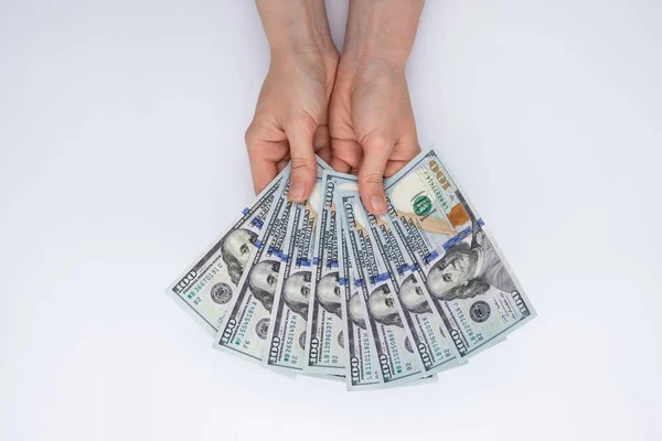 Beyaz arka planda izole edilmiş 100 dolarlık banknotların toplanması, yakın görüş