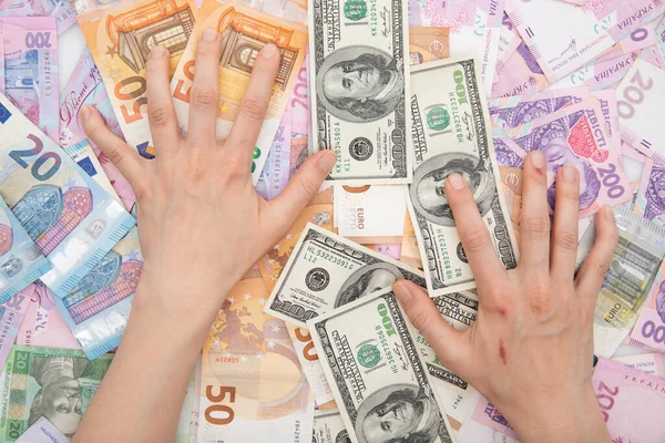 Frauenhände Mit Dollars Und Griwna Mit Euro Ansicht Von Oben — Stockfoto