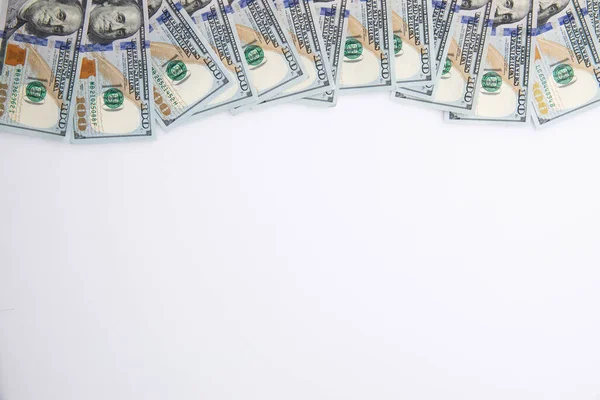 Beyaz arka planda izole edilmiş yüz dolarlık banknotlar, yakın görünüm