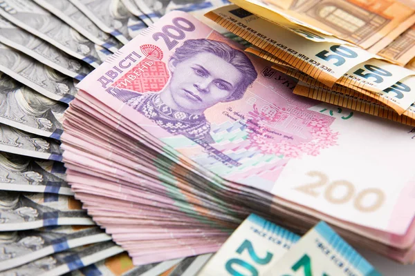 Avro banknotları beyaz arka planda izole edilmiş, kapalı manzaralı yüz dolar ve iki yüz hryvnia koleksiyonu