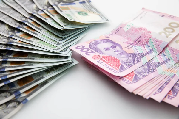 Beyaz arka planda izole edilmiş yüz dolar ve iki yüz hryvnia banknot koleksiyonu, yakın görüş