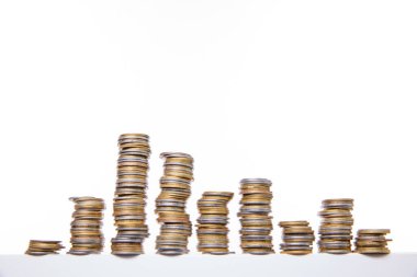 Beyaz arkaplanda izole edilmiş renkli metal para koleksiyonu, yakın görünüm  