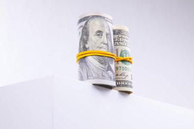 Beyaz arkaplanda izole edilmiş dolar ruloları, yakın görünüm