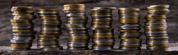 Ahşap arka planda renkli metal para koleksiyonu, yakın görünüm  