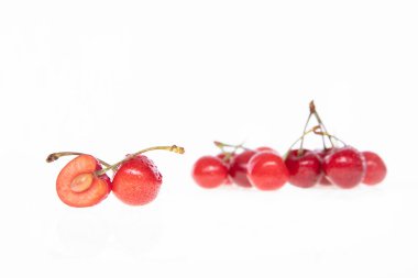 Beyaz arkaplanda kırmızı taze kiraz, yakın görünüm 