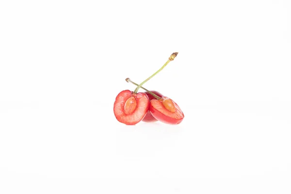 Punaiset Tuoreet Kirsikat Valkoisella Pohjalla Lähikuva — kuvapankkivalokuva