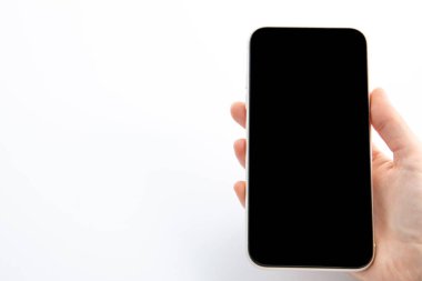 Beyaz arka planda izole edilmiş modern siyah akıllı telefon, yakın görüş. 