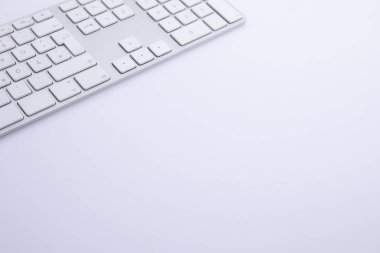 yeni modern bilgisayar klavyesi beyaz arkaplanda izole edildi, yakın görünüm 