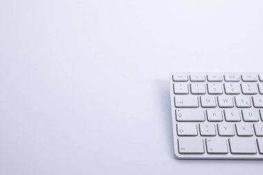 yeni modern bilgisayar klavyesi beyaz arkaplanda izole edildi, yakın görünüm 