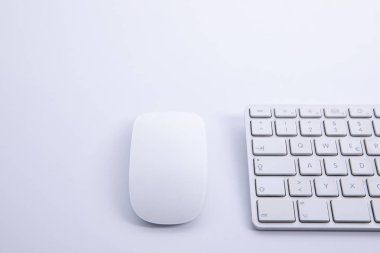 Beyaz arkaplanda bilgisayar faresi izole edilmiş yeni modern klavye, yakın görünüm 