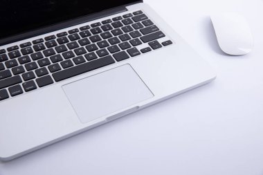 Bilgisayarlı fare beyaz arkaplanda izole edilmiş yeni modern dizüstü bilgisayar klavyesi, yakın görünüm 