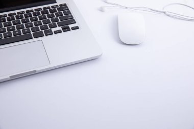 Bilgisayarlı fare ve kulaklıklı yeni modern dizüstü bilgisayar klavyesi beyaz arkaplanda izole edilmiş, yakın görünüm 