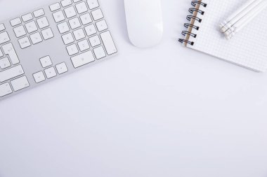 Bilgisayarlı fare ve kalemli yeni modern klavye beyaz arkaplanda izole edilmiş, yakın görünüm 