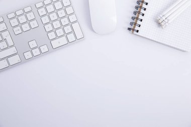 Bilgisayarlı fare ve kalemli yeni modern klavye beyaz arkaplanda izole edilmiş, yakın görünüm 