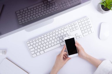 Bilgisayarlı ve kırtasiyeli akıllı telefon kullanan kadınların üst görünümü, iş kavramı 