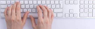 Bilgisayar klavyesinde yazı yazan kadınların üst görünümü, iş konsepti 