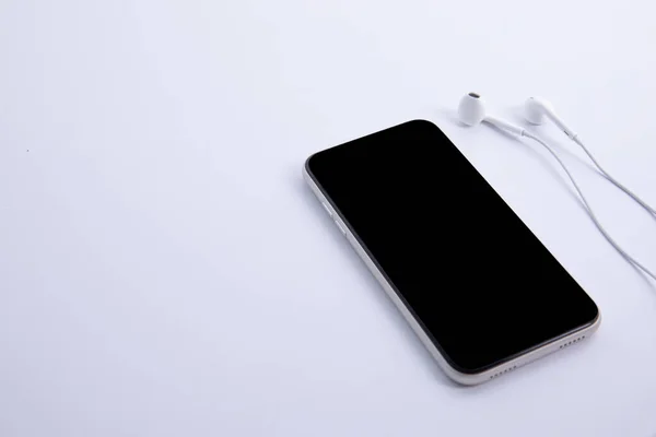 Nuovo Moderno Smartphone Nero Con Auricolari Isolati Sfondo Bianco Vista — Foto Stock