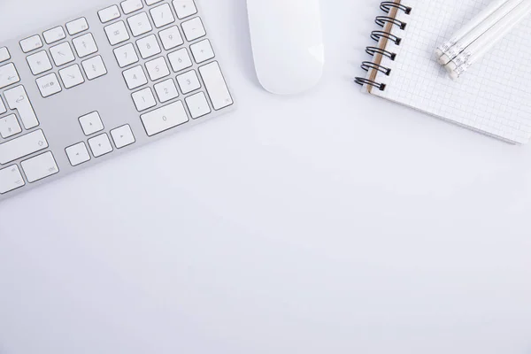 Bilgisayarlı fare ve kalemli yeni modern klavye beyaz arkaplanda izole edilmiş, yakın görünüm 