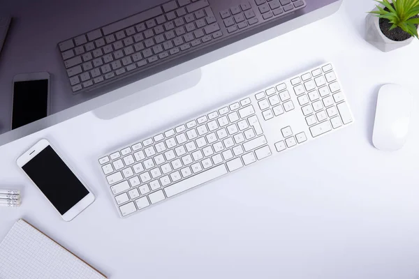 Beyaz arkaplanda izole akıllı telefona sahip bilgisayar faresi ve boş ekran ile yeni modern klavye, yakın görünüm 