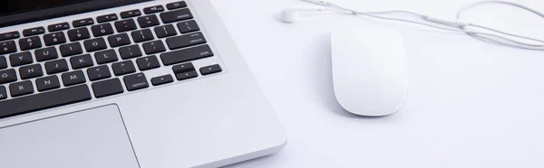 Neue Moderne Laptop Tastatur Mit Computermaus Und Kopfhörer Isoliert Auf — Stockfoto