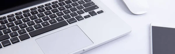 Bilgisayarlı fare ve akıllı telefona sahip yeni modern dizüstü bilgisayar klavyesi beyaz arkaplanda izole edilmiş, yakın görünüm 