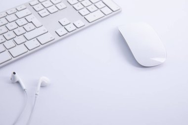 Bilgisayarlı fare ve kulaklıklı yeni modern klavye beyaz arkaplanda izole edilmiş, yakın görünüm 